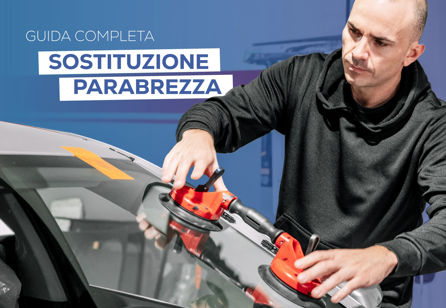 Professionista che sostituisce il parabrezza di un